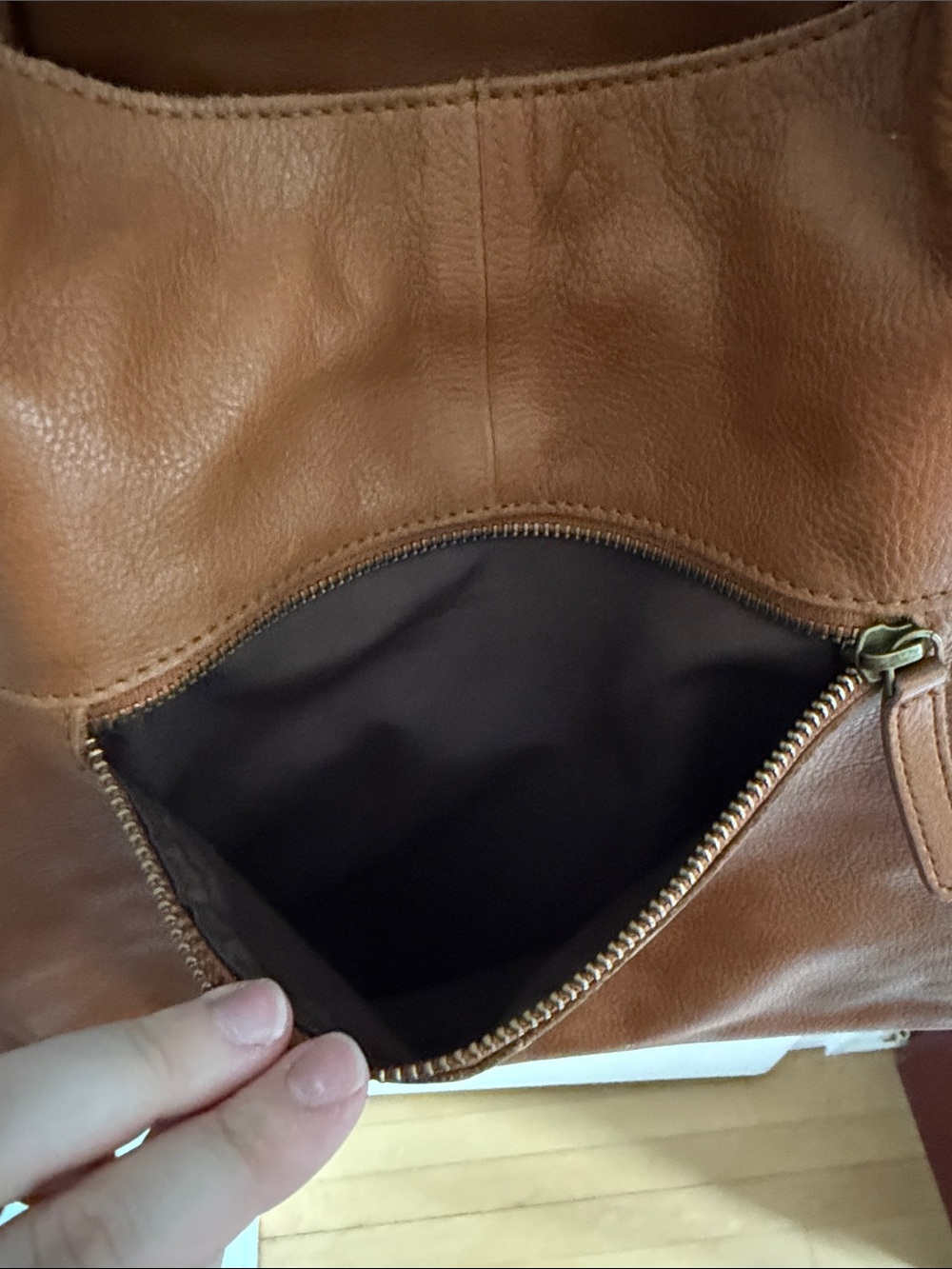 Vilenca Holland • Classic Tan Leather Handbag - Picture 9 of 9